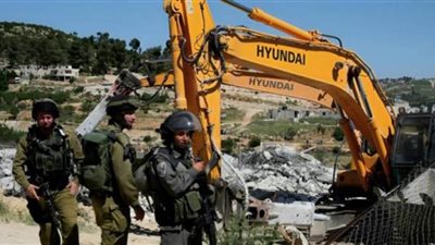 قوات الاحتلال تجبر فلسطينيًا على هدم مخزن.. وتخطر بهدم مسجد في بلدة سلوان