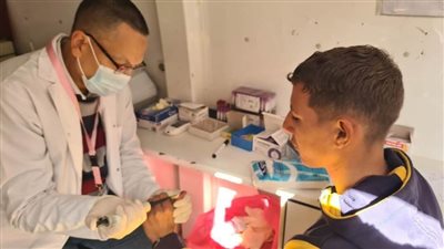 بالصور.. تقديم خدمات طبيةلـ854 مواطنًا بقافلة طبية مجانية بقرية خنيزة المحرومة من الرعاية الصحية 