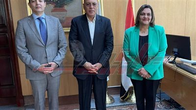 بعد حضوره اجتماع مجلس إعلام 6 أكتوبر.. نقيب الإعلاميين بجولة بالجامعة برفقة العميدة