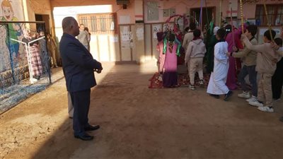 وكيل وزارة التربية والتعليم بالفيوم يكافئ مدير مدرسة ماليًا