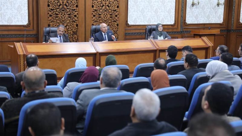 خلال لقائه مع محافظ