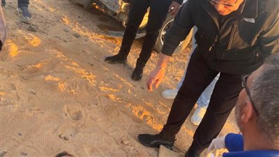 لفتة إنسانية.. محافظ البحر الأحمر يتوقف على الطريق للاطمئنان على حالة مصابي حادث انقلاب سيارة في رأس غارب «صور» 