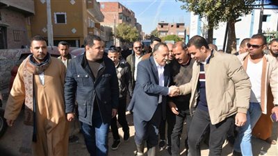 محافظ أسيوط يتابع ميدانيًا أعمال إصلاح الكسر المفاجئ لخط طرد الصرف الصحي بقرية العتامنة
