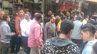  بالصور.. السيطرة على حريق بمحل مفروشات في الغربية