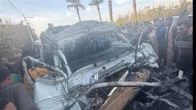 مصرع 13 شخصًا وإصابة 2 في حادث تصادم سيارة نقل بميكروباص بأسيوط.. صور