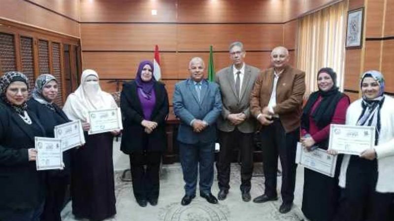 تكريم مديرة مدرسة