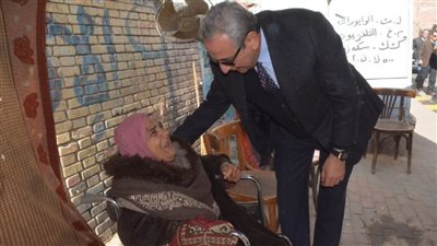 بالصور.. محافظ الغربية يهدي سيدة مسنّة بطانيتين وكرتونة مواد غذائية