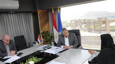 محافظ أسوان يستمع لشكاوى المواطنين خلال اللقاء الجماهيري 