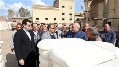 محافظ الشرقية يشيد بمنظومة تداول القطن خلال زيارته محلج ميت يزيد