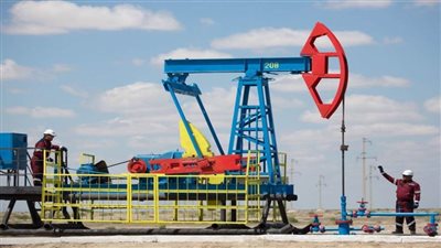كازاخستان تتمسك بخطط زيادة إنتاج النفط رغم تمديد تخفيضات أوبك بلس