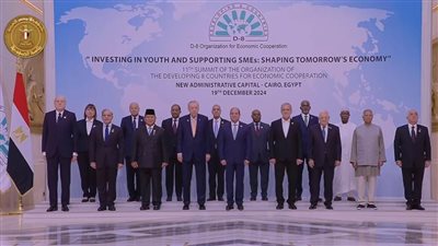 الرئيس السيسي يتوسط في صورة تذكارية لرؤساء الدول والوفود المشاركة في قمةD8