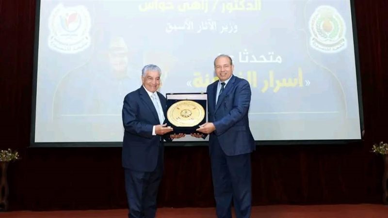 رئيس الجامعة يكرم