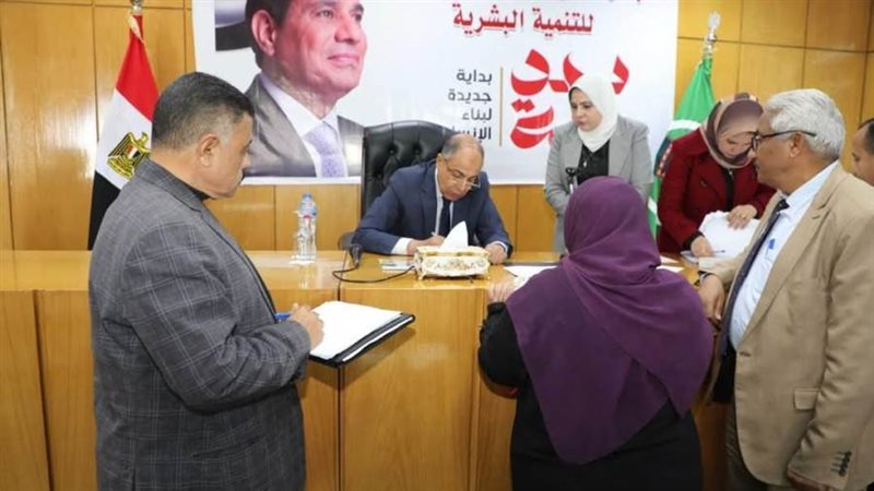 محافظ المنيا خلال