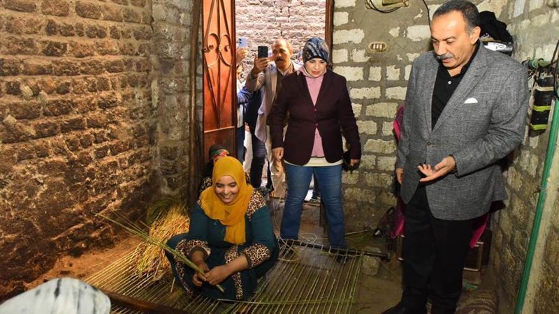 محافظ أسيوط بقرية