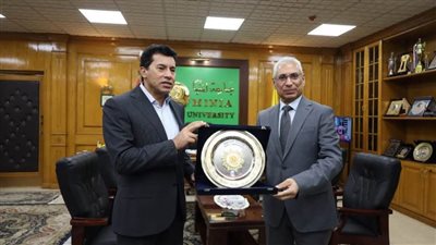 رئيس جامعة المنيا ووزير الشباب يبحثان استمرار التعاون الوثيق بينهما