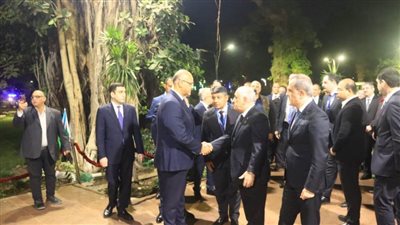 محافظ القليوبية ورئيس وزراء أذربيجان يضعان إكليلًا من الزهور على تمثال مؤسس أذربيجان بالقناطر الخيرية