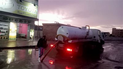 انتشار فرق الطوارئ لسرعة رفع تجمعات مياه الأمطار بمرسى مطروح