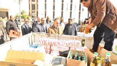 محافظ أسيوط يتفقد قافلة مكونة من 22 سيارة متنقلة تابعة للإصلاح الزراعي