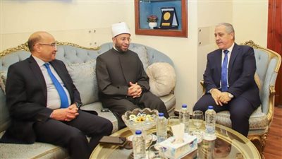 في ندوة موسعة بالهيئة بحضور قيادات المؤسسات والصحف القومية..