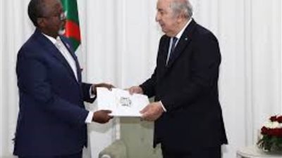 الرئيس الجزائري يبعث رسالة خطية إلى نظيره الصومالي تتعلق بتعزيز العلاقات المشتركة