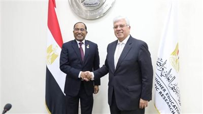وزير التعليم العالي يستقبل نظيره الماليزي لبحث سبل التعاون المشترك بين البلدين