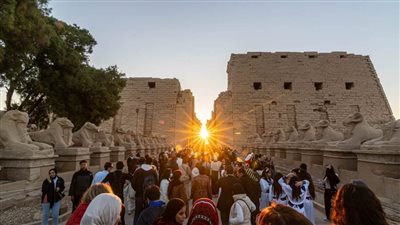 توافد آلاف الزائرين لرصد ظاهرة تعامد الشمس بمعبد الكرنك   
