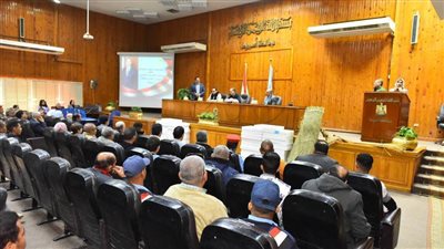 محافظ أسيوط يلتقي مديري المدارس الزراعية والصناعية 