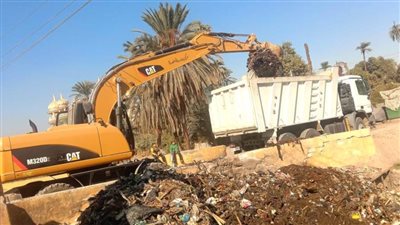 محافظ أسيوط يوجه باستمرار رفع نواتج تطهير الترع ورفع 130 طنا بطريق ترعة مجريس