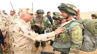 وزير الدفاع يتفقد إحدى القواعد الجوية ويؤكد قدرة 