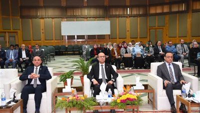 رئيس جامعة أسيوط يشهد افتتاح فعّاليات ملتقي 