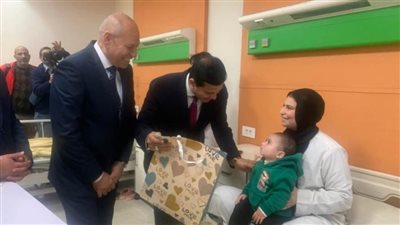 أمين عام حماة الوطن ومحافظ القاهرة يقدمون هدايا العام الجديد لمستشفى أطفال أبو الريش