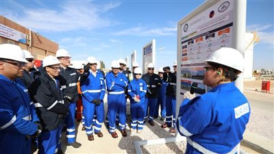 وزير البترول يتفقد موقع بدر 3 بالصحراء الغربية