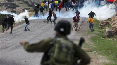 إصابة العشرات بالاختناق خلال مواجهات مع الاحتلال بالضفة الغربية