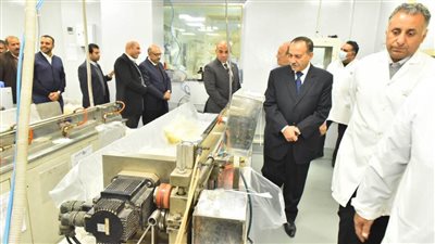 محافظ أسيوط يتفقد مصنعاً للمستلزمات الطبية بالمنطقة الصناعية بعرب العوامر 