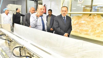  محافظ أسيوط يتفقد مصنعاً للمستلزمات الطبية بالمنطقة الصناعية بعرب العوامر