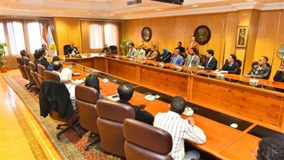 محافظ أسيوط يلتقي بمجموعة من الكيانات الشبابية لاستعراض الأفكار والمبادرات