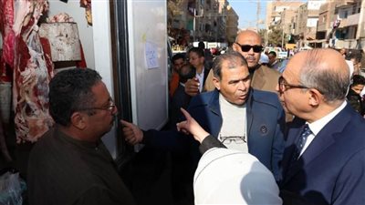 محافظ المنيا يتفقد «سوق اليوم الواحد» بمنطقة أبوهلال ويوزع سلعًا غذائية بالمجان على أهالي المنطقة