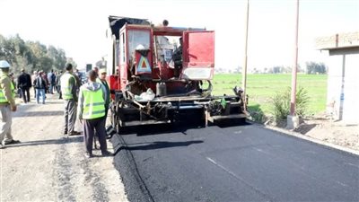 بتكلفة 24 مليون جنيه.. محافظ الشرقية يتابع أعمال توسعة ورصف طريق جميزة بني عمرو