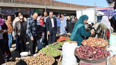 سكرتير بني سويف يتفقد سوق اليوم الواحد ويشرف على حملة حماية المستهلك