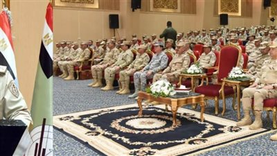 وزير الدفاع يتفقد أحد تشكيلات قوات الدفاع الجوي ويلتقي عددًا من المقاتلين