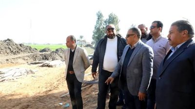 بتكلفة 22 مليون جنيه.. محافظ الشرقية يتابع معدلات رصف طريق «ديرب السوق - صافور»