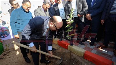 محافظ كفر الشيخ يزرع الأشجار المثمرة بقرية لاندهور 