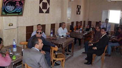 محافظ أسوان يستقبل أهالي الرمادي على قهوة بلدي ويستمع لمطالبهم