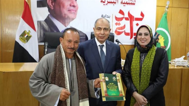 محافظ المنيا يسلم