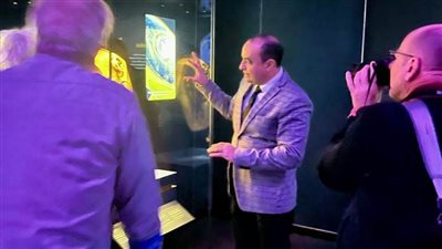 الأمين العام للمجلس الأعلى للآثار يطمئن على ذهب الفراعنة بمعرض رمسيس بألمانيا