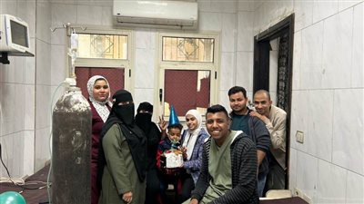 فيها حاجة حلوة مستشفى أسوان الجامعي يحتفل بعيد ميلاد أحد الأطفال لمساعدته في الشفاء 