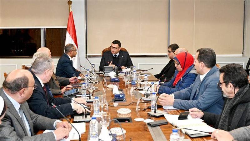 وزير الإسكان مع المسؤلين