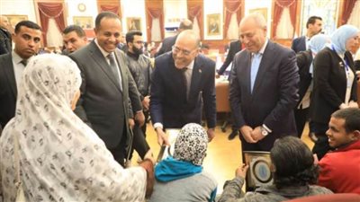وزير العمل ومحافظ القاهرة يسلمان 90 عقد عمل منها 70 عقدا لذوي همم 