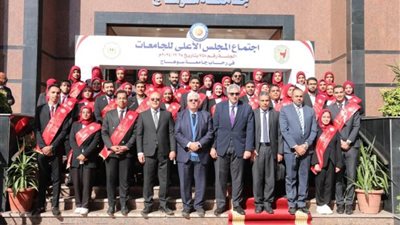 بتكلفة تزيد على 4 مليارات جنيه.. وزير التعليم العالي يتفقد عددًا من المشروعات التعليمية والصحية 