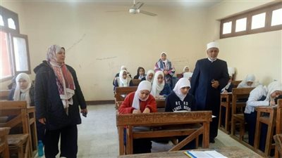 رئيس الإدارة المركزية لشؤون التعليم يتفقد سير امتحانات النقل بمنطقة القاهرة الأزهرية